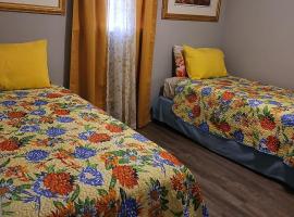 Macon Duplex Getaway | 3BR, WiFi, BBQ & Parking, hotel in Riverside Park