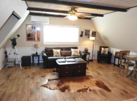 Historic Gold Town Loft A-Frame 1 Bedroom with sofa sleeper WIFI, hotel v destinaci Julian