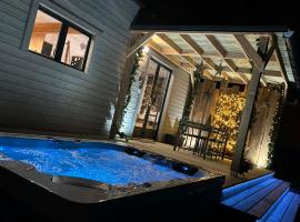 Tiny cocon en pleine nature jacuzzi, sauna priv&eacute;, l&uacute;xustjald &iacute; Tinlot