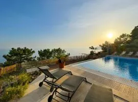 Sea-view villa for 11 guests with a heated infinity pool