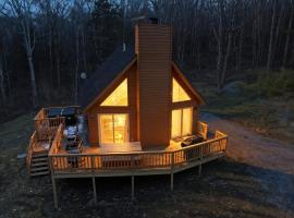 Family-Friendly Home w Hot Tub Fire Pit Games, hotel v destinaci Swanton