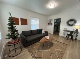 #StayinMyDistrict Coos Bay Goldfinch Cottage, hotel v destinaci Coos Bay