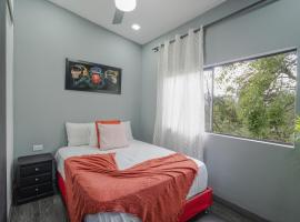 Panoramic Rooftop - Jacuzzi & Balcony, hotel in Medellín