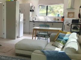 Mikimiki Valley Cottage near Tararua Park Trailhead, hotel din Masterton