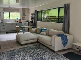 Mikimiki Valley Cottage near Tararua Park Trailhead, khách sạn ở Masterton