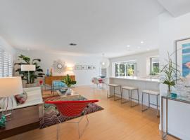 Modern, Luxurious Vacation Home with Private Beach Access & Heated Pool, hótel í Naples