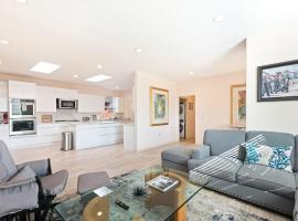 Spacious Single Level Home In Poway, khách sạn ở Poway