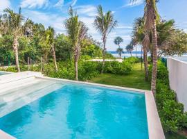 Chic Beachfront Condo Ocean View Rooftop Pools, khách sạn ở Akumal
