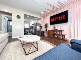 Golden Downey Designer Abode - Poolside Suite, hotel din Downey