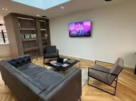 Contemporary 3-Bed Penthouse with River Views