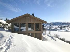 Family Cabin With Picturesque View At Røn โรงแรมในRon