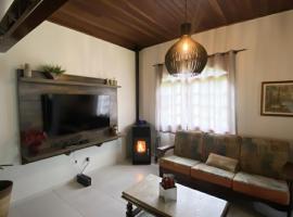 Linda chacara com piscina , conforto e meio a natureza, hotel i Santo Antônio do Pinhal