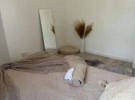 Stay at May's! Modern & Cozy Apartment