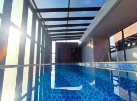 Oasis in Zona T with 2 Queen Beds, Pool, Sauna & Gym