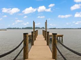 Waterfront Stay w Canoes Deck Game Room Lake Views Near Mooresville Renwick Cove by AvantStay, дом у озера в аренду в городе Лейк Норман оф Катоба