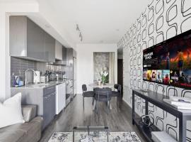 Bright Downtown Condo with City Views & Comfort, hotel in Toronto