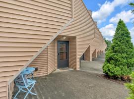 Full Furnished Downtown Maryville Condo, hotel a Maryville