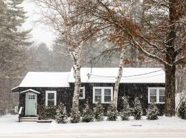 Centrally Located Cozy Modern Home in Bethel, Hotel in Bethel