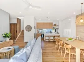 Grandview Luxe- Central Barwon Heads, Brand New, Sleeps 6, Aircon, Parking, WIFI, walk to beach and shops