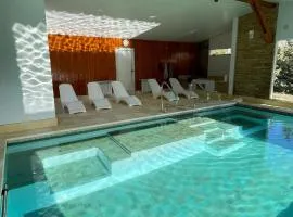 Las Nubes Piscina interior y exterior