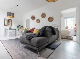 Troon Centre Seaside Retreat -Apt close to Beach Golf and Surf