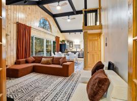 NEW - Hot Tub, Sauna, Game Room, Movie Theater، فندق في إيست سترودسبورغ