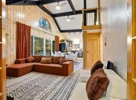 NEW - Hot Tub, Sauna, Game Room, Movie Theater