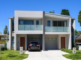 Large Family Friendly House Central Riverwood Stay, hotel i Riverwood