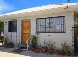 Encantadora Casa con Balcón a Pasos del Mar