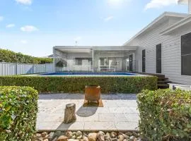 Coastal Oasis BBQ, Fire Pit & Heated Pool Sleeps 8