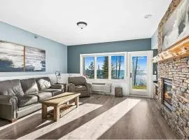 Whispering Pines Lake Views King Suite, 2 Queen Beds, Kitchen and Heated Pools