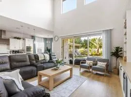 Modern & Bright 5BR|Near Stadium Westgate w/ Pool