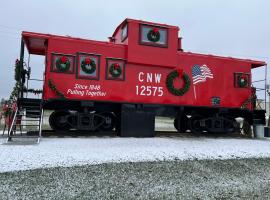 Cozy Caboose Retreat | Sleeps 4 | Fire Pit, ξενοδοχείο σε Fredericktown