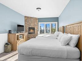 Whispering Pines Lake Views Studio 2 Queen Beds, Heated Pool and Hot Tub, hotel en Two Harbors