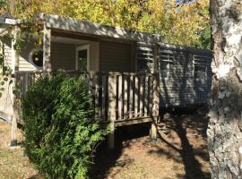 Mobil-home 38m² avec terrasse pour 6 personnes - API-1-52-1008, готель у місті Люїн