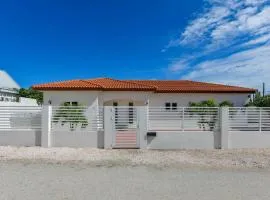 Salinja Paradise Villa, 4-Bedroom Home with Pool, Near Palm Beach, Sleeps 8