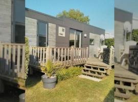Mobil home spacieux avec terrasse - 4 personnes - API-1-52-1025, hôtel à Binic