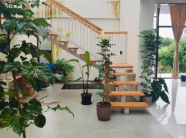 Green Courtyard Luxury Villa, hotel v destinaci Badlapur