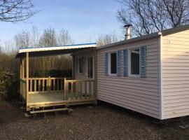 Mobil-home confortable avec terrasse - API-1-52-1100, готель у місті Люїн