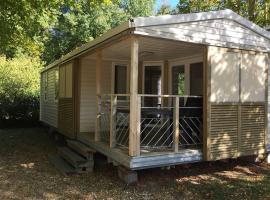 Mobil home spacieux avec terrasse à Luynes pour 7 personnes - API-1-52-1149, Hotel in Luynes