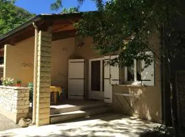 Gîte confortable avec terrasse à Salavas - API-1-52-1143