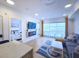 Family Modern 1BR and Den Condo - Apartment with City View, Downtown, Balcony, Free Parking & In-Suite Laundry!