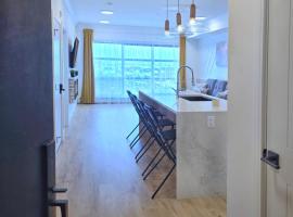 Viesnīca Family Modern 1BR and Den Condo - Apartment with City View, Downtown, Balcony, Free Parking & In-Suite Laundry! Kalgari