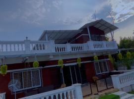 Living with nature, hotel v destinaci Shāhāpur