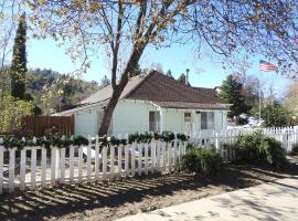 Miners Choice 3 Bedroom on Main St Bonus Rooms Sleeps up to 9 TV WIFI Piano, hotel v destinaci Julian