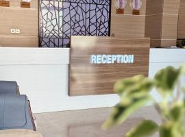 Season Inn Hotel, hotel la plajă din Barka