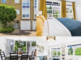 3 bed modern townhouse with self check in, sleeps 6, 35mins direct train to London Waterloo, zone 6, Villa in Ewell