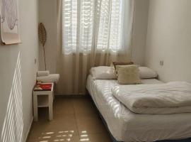 Modern Family Apartment by IsrApart, hotel in H̱olon