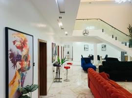 A cozy 4 bedroom duplex with all amenities, hotel en Ibadán