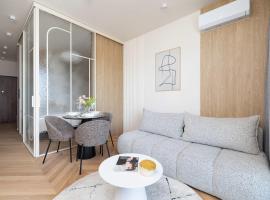 Comfortable Studio in Katowice with Gym Sauna & Cinema by Noclegi Renters, hotel en Katowice